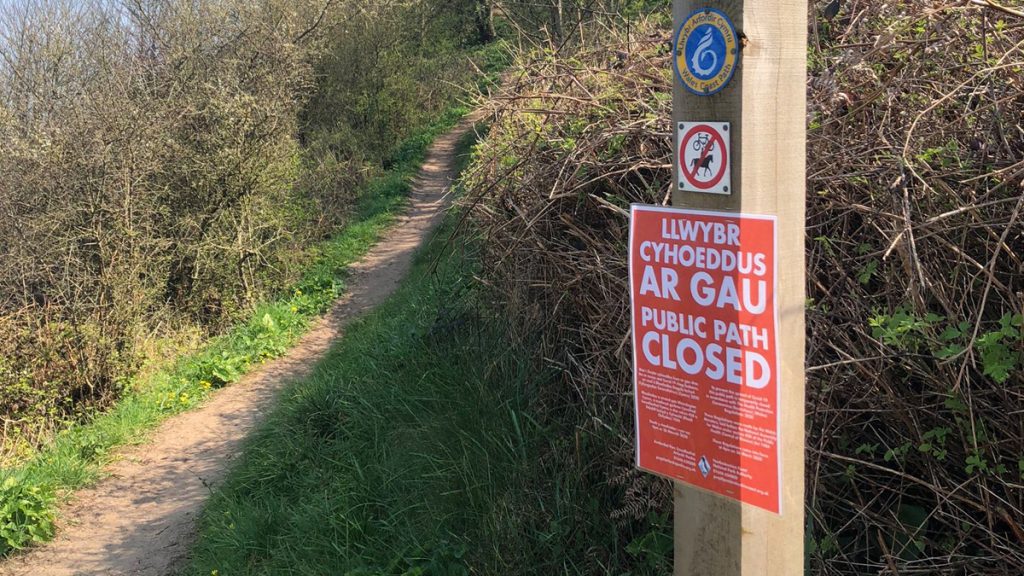 Path closure sign at Ceibwr