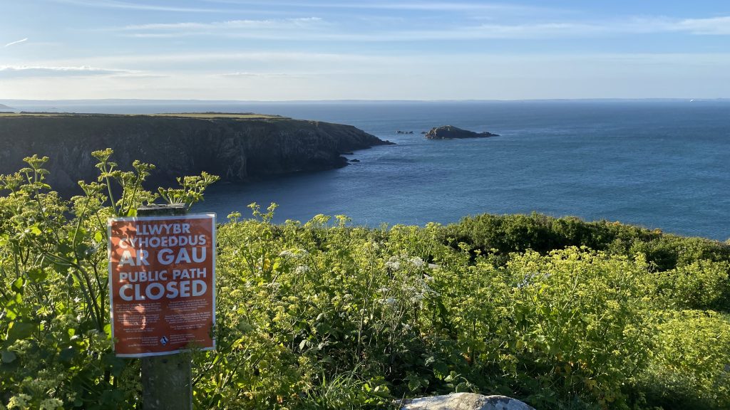 Path closure sign at Caerfai